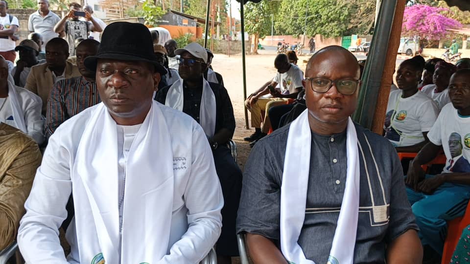 Participants au meeting en écharpes blanches